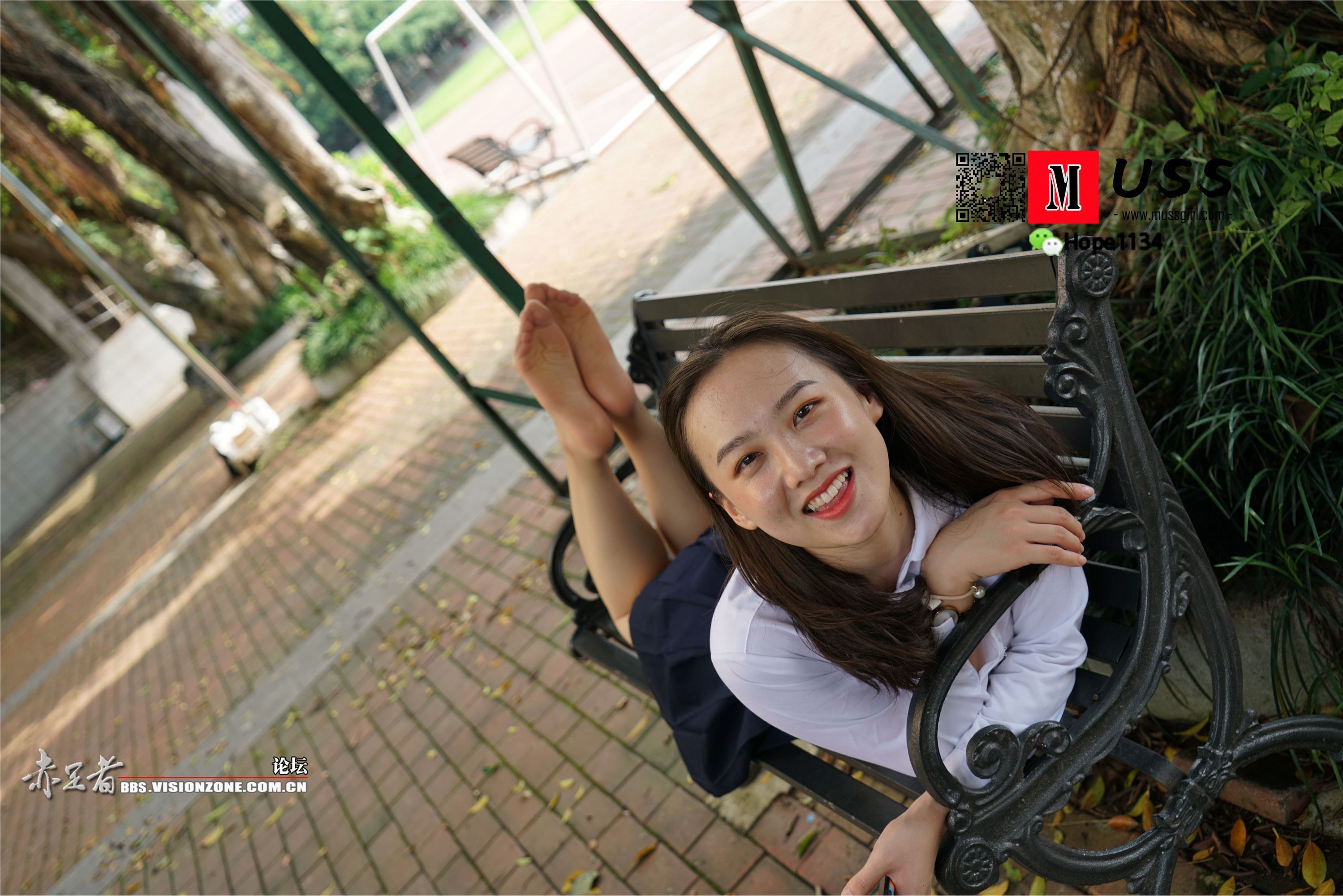 MussGirl慕丝女郎  NO.073 美女老师红红的超薄丝袜嫩足